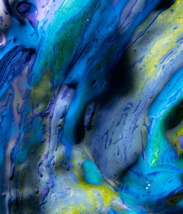 Abstract fluid motion representation with violet lights